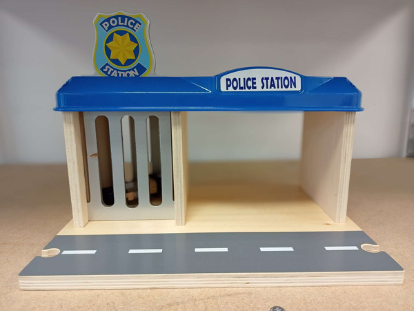 Small Foot Drewniany Posterunek Policji + figurki i pojazdy USZKODZONY