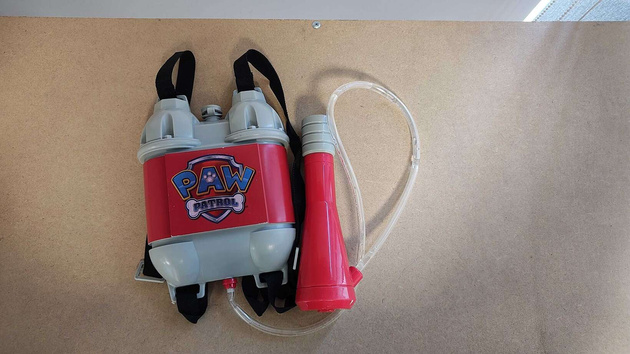 OUTLET Psi Patrol regulowany plecak na wodę z pistoletem Water Pup Pack pompka na wodę BRAK ORYGINALNEGO OPAKOWANIA