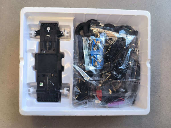 Klocki Konstrukcyjne CaDA Samochód Terenowy Zdalnie Sterowane Auto czarne autko RC Fierce Warrior SUV 561 elementów Dual Mode