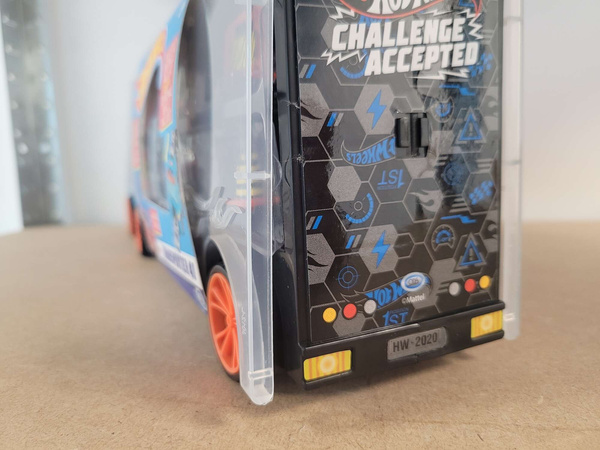 OUTLET Hot Wheels Transporter na 14 aut + 1 auto i znaki drogowe WADLIWY