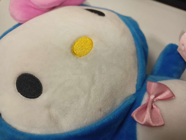Hello Kitty maskotka pluszak Pingwinek 30 cm UBRUDZONA