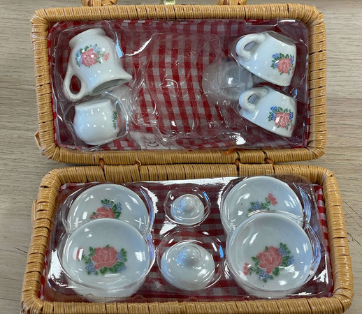 Wiklinowy koszyk piknikowy Zestaw porcelany filiżanki do kawy WADLIWY TOWAR
