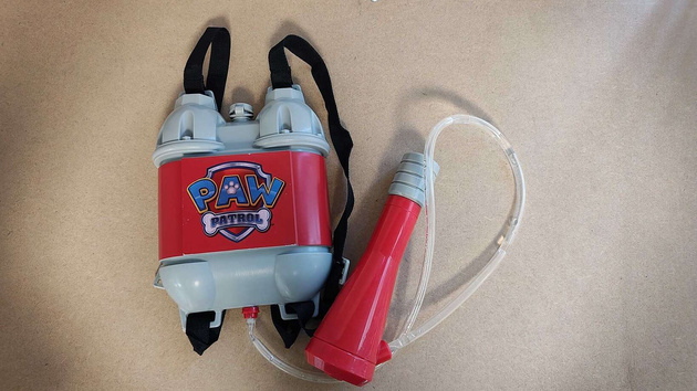 OUTLET Psi Patrol regulowany plecak na wodę z pistoletem Water Pup Pack pompka na wodę BRAK ORYGINALNEGO OPAKOWANIA