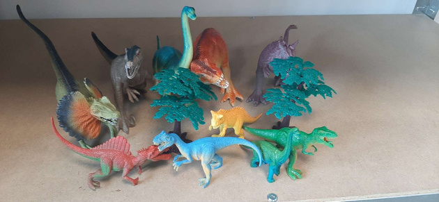 OUTLET Zestaw figurek dinozaury + akcesoria 12 elementów