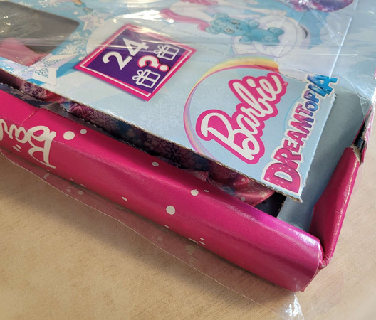 OUTLET Barbie Kalendarz Adwentowy z lalką Kraina Fantazji 25 elementów  USZKODZONE OPAKOWANIE