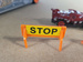 OUTLET Hot Wheels Transporter na 14 aut + 1 auto i znaki drogowe WADLIWY