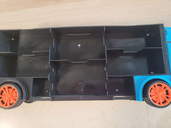 OUTLET Hot Wheels Transporter na 14 aut + 1 auto i znaki drogowe WYBRAKOWANY