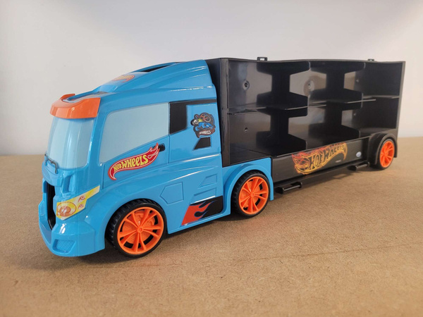 OUTLET Hot Wheels Transporter na 14 aut + 1 auto i znaki drogowe WYBRAKOWANY