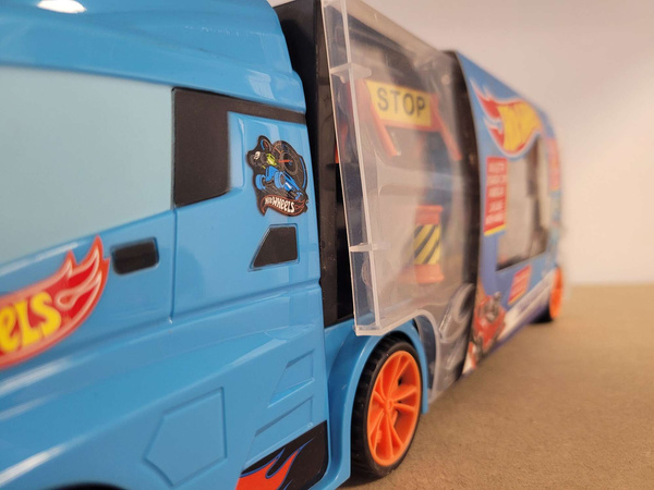 OUTLET Hot Wheels Transporter na 14 aut + 1 auto i znaki drogowe WADLIWY