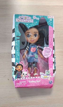 OUTLET Koci Domek Gabi Lalka Gabby Duża z czapką i opaską kocie uszy do włosów 20 cm NIEKOMPLETNY ZESTAW USZKODZONE OPAKOWANIE