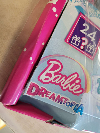 OUTLET Barbie Kalendarz Adwentowy z lalką Kraina Fantazji 25 elementów  USZKODZONE OPAKOWANIE