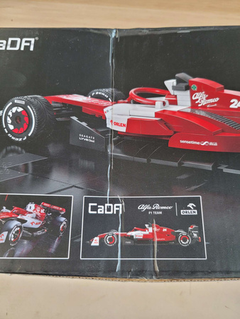 OUTLET Klocki konstrukcyjne CaDA samochód wyścigowy czerwona wyścigówka Alfa Romeo F1 Team ORLEN C42 Formuła 1 pojazd auto 271 elementów USZKODZONE OPAKOWANIE