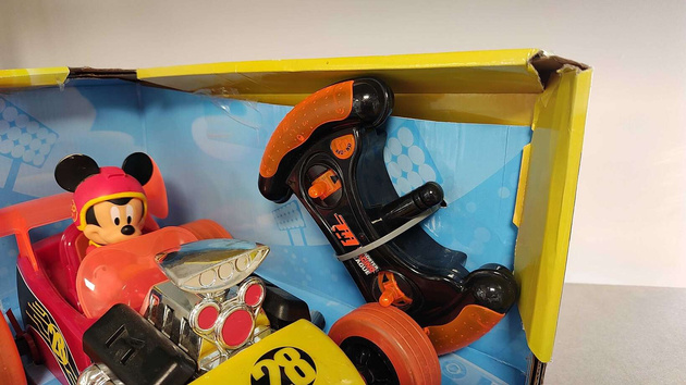OUTLET Disney Duży Samochód zdalnie sterowany Pojazd Auto Autko wyścigowe Wyścigówka Super Charged Hot Rod + pilot RC Myszka Mickey USZKODZONE OPAKOWANIE