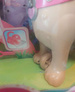 OUTLET Chi Chi Love Interaktywny Piesek z różową smyczą 28 cm Poo Poo Puppy robi kupkę 3+ USZKODZONE OPAKOWANIE