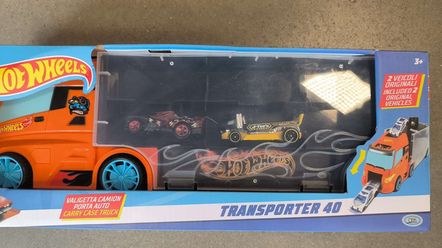OUTLET Hot Wheels pojemna Ciężarówka Transporter + 2 kolorowe autka samochodziki wyścigowe i akcesoria drogowe  WADLIWY