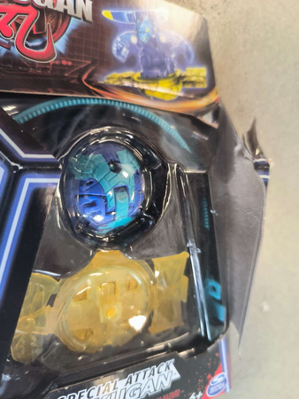 OUTLET Bakugan zestaw Special Attack Bruiser Wirująca kolorowa figurka akcji + karty USZKODZONE OPAKOWANIE