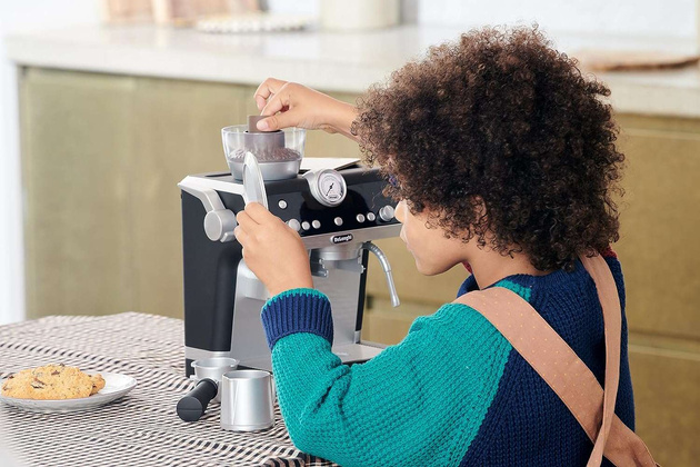 OUTLET Ekspres do kawy DeLonghi dla małego baristy ze spieniaczem do mleka Casdon USZKODZONE OPAKOWANIE