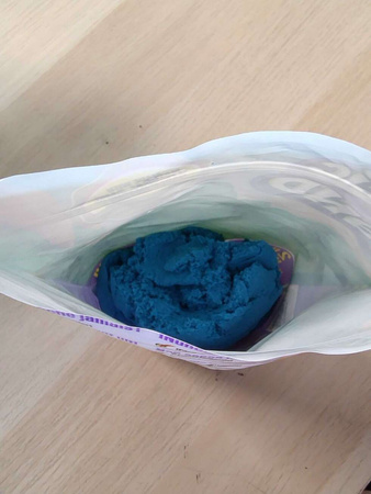 OUTLET Kinetic Sand piasek kinetyczny żywe kolory zielony 930g WADLIWA - INNY KOLOR PIASKU