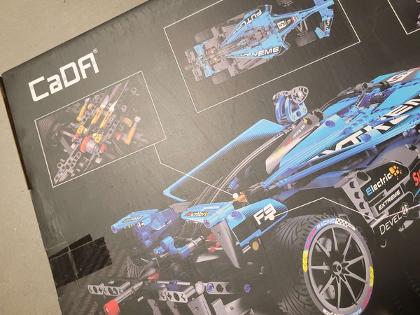 OUTLET Klocki konstrukcyjne CaDA Duże auto wyścigowe 60 cm Samochód sportowy Electric Super Racing Car Niebieska wyścigówka Pojazd 1667 elementów USZKODZONE OPAKOWANIE