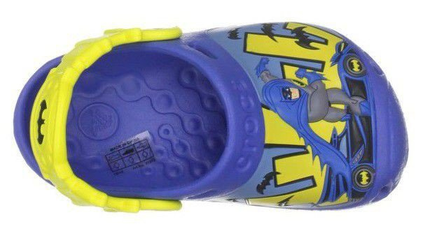 Crocs Classic Caped Crusader Sea Blue Niebieskie klapki dla dzieci z Batmanem