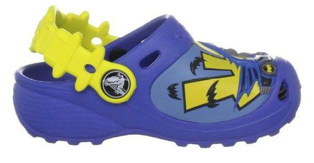 Crocs Classic Caped Crusader Sea Blue Niebieskie klapki dla dzieci z Batmanem